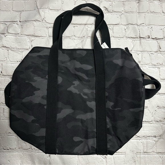 🆕dark camo duffel bag - Picture 2 of 6